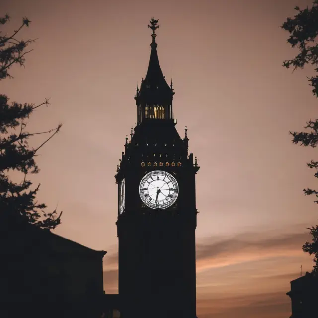 Government clock at midnight representing the longest recorded U.S. government shutdown in January 2019